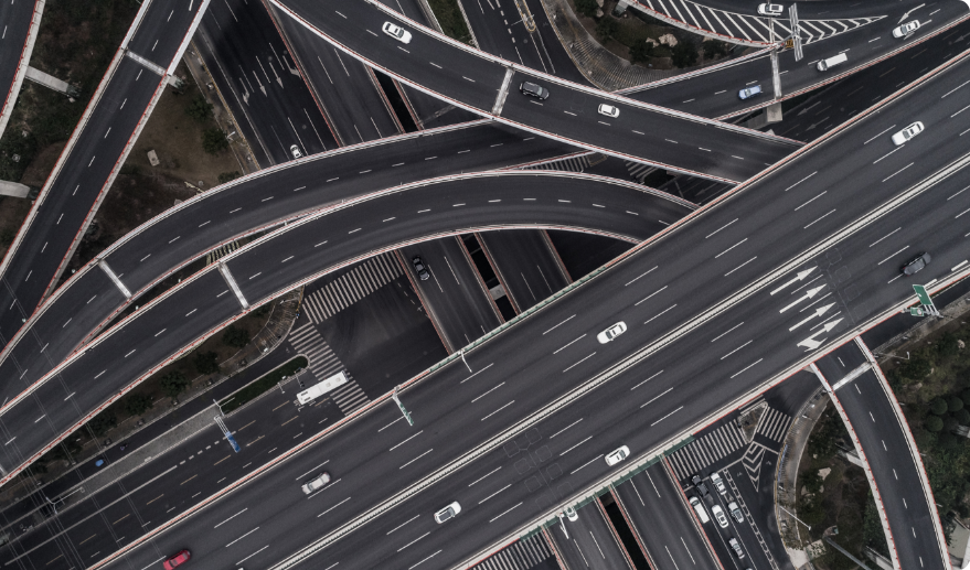 Luftansicht von Straßen in einer Stadt an einem bewölkten Tag